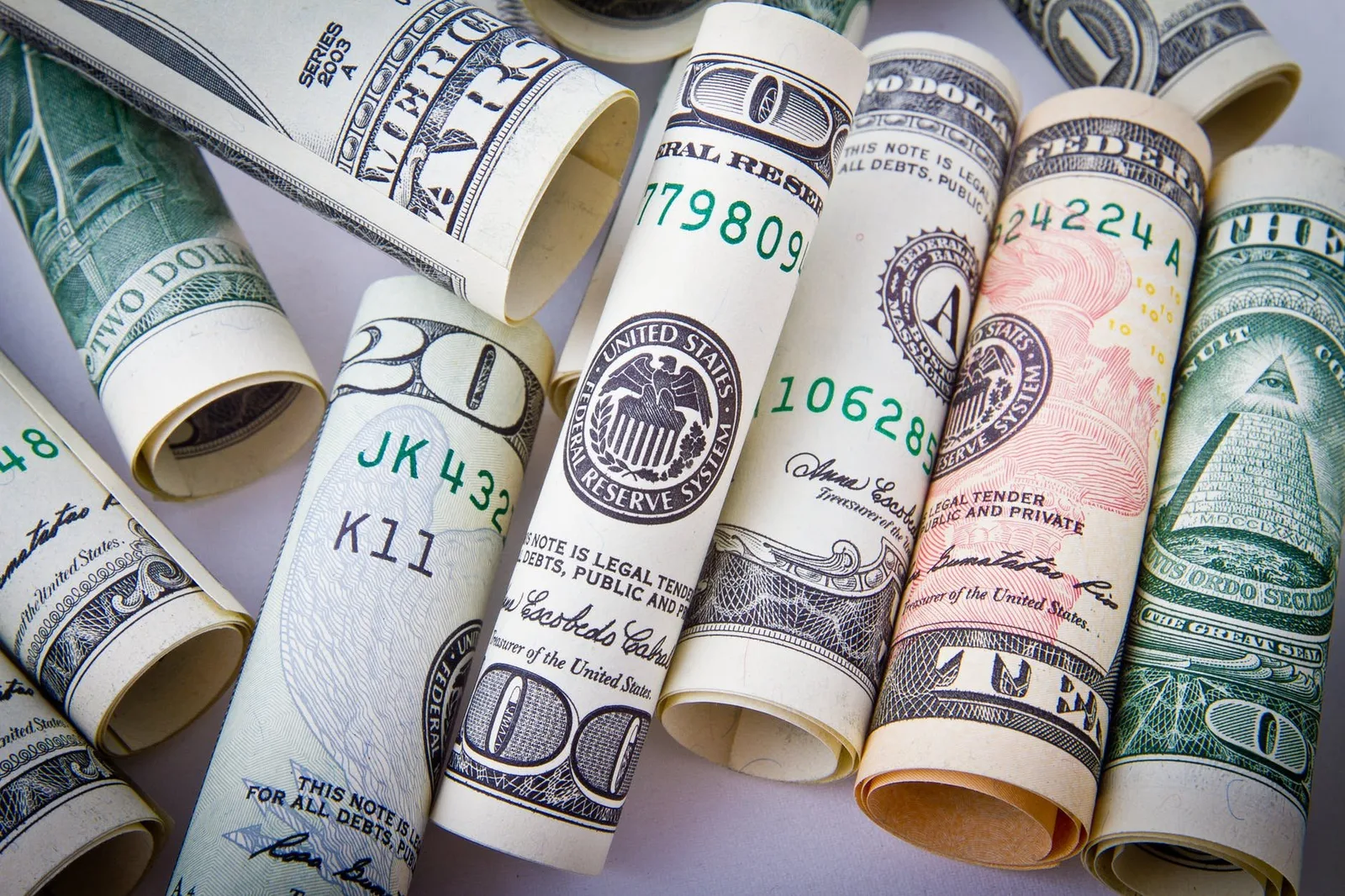 ضبط ورقة نقدية إماراتية مزورة في روسيا