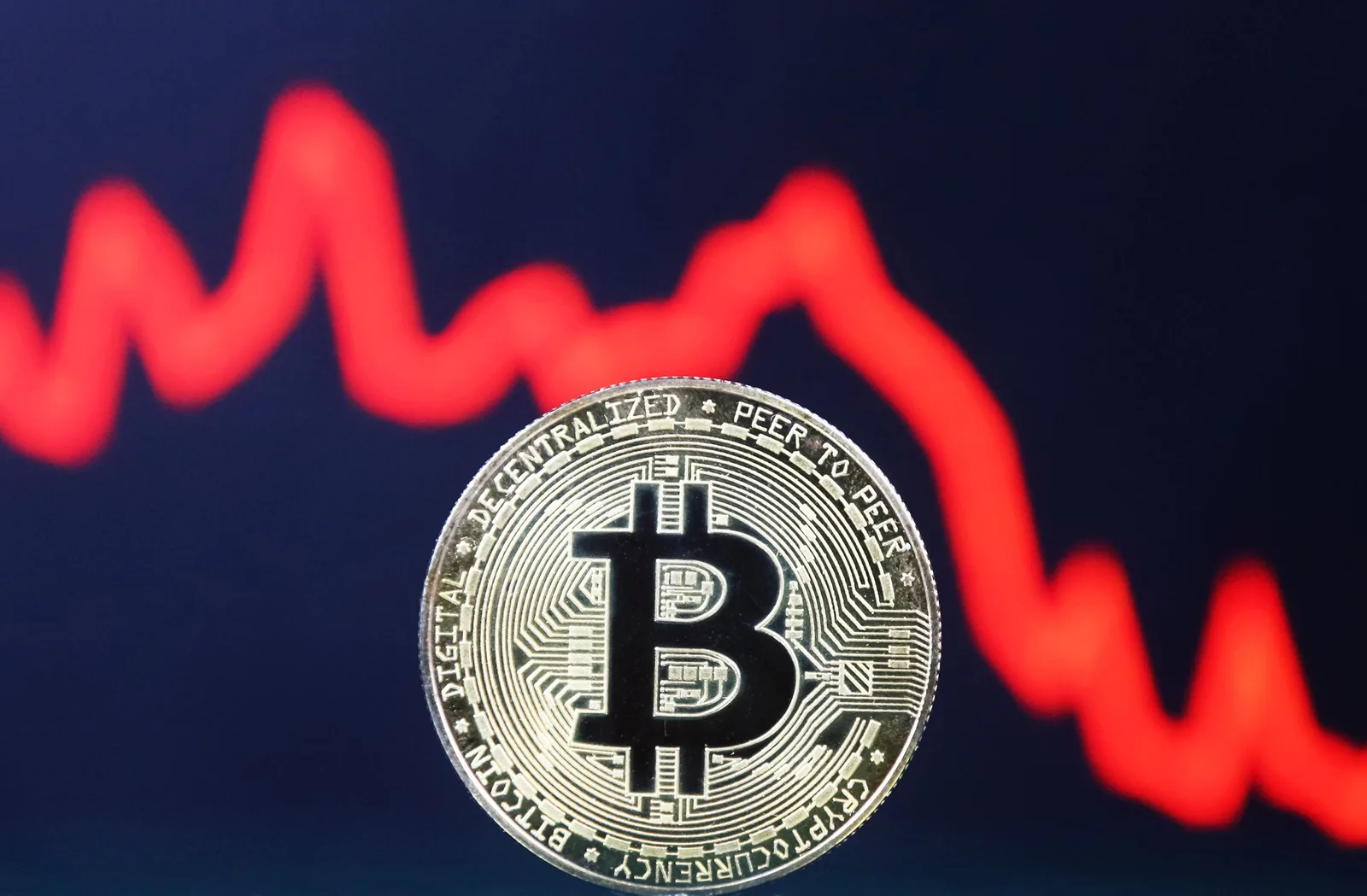 "بيتكوين" تتجاوز عتبة الـ 43 ألف دولار