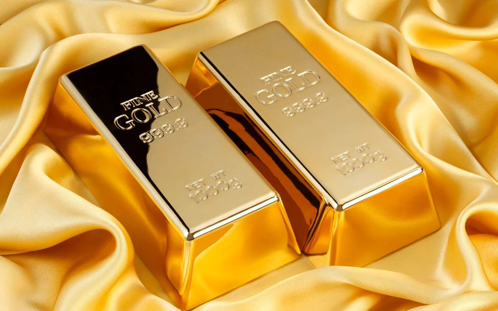 الذهب يرتفع محققاً مكاسب شهرية بحوالي 5%
