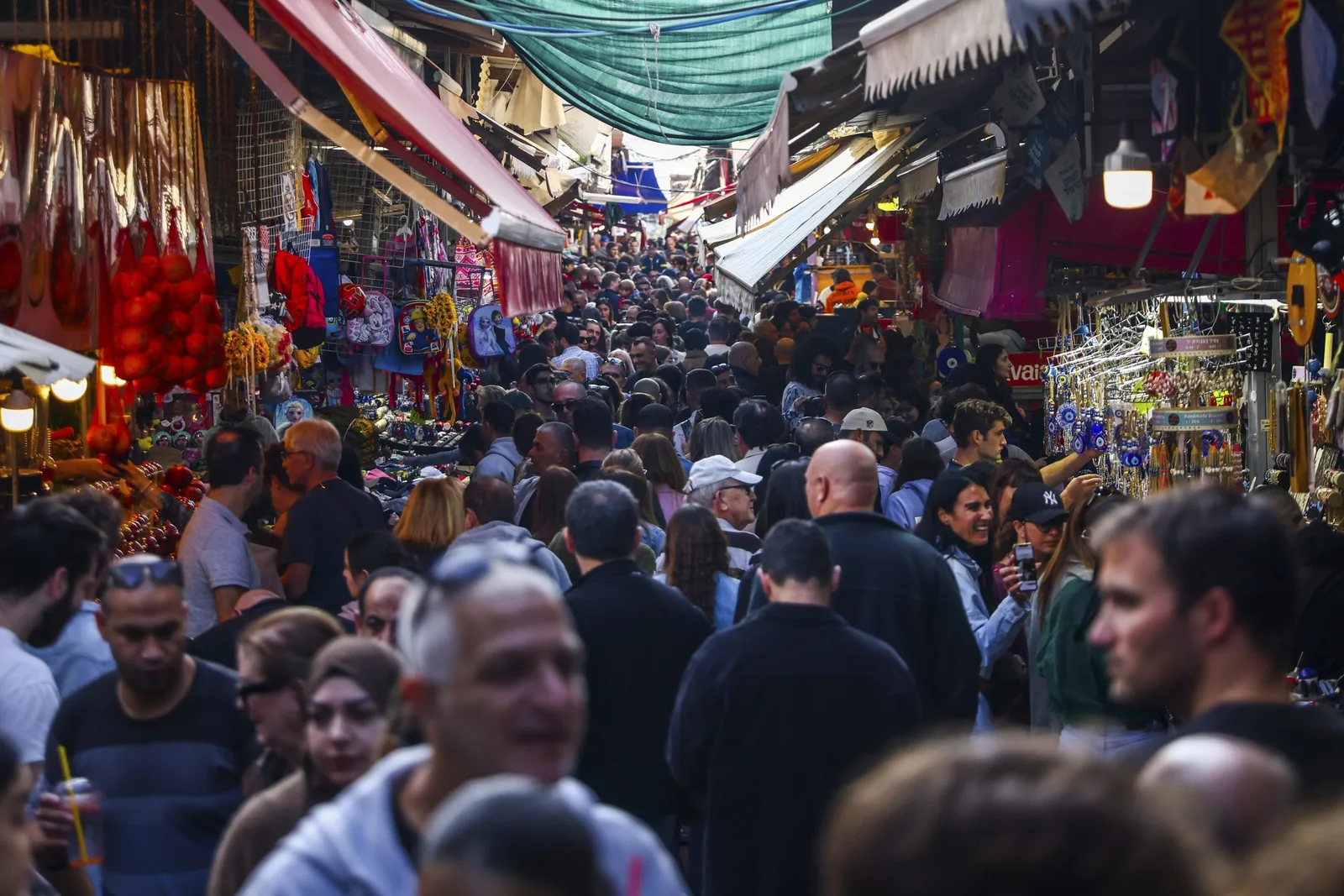 الحرب على غزة تجبر الشركات الإسرائيلية على رفع الأجور وسط تراجع الوظائف