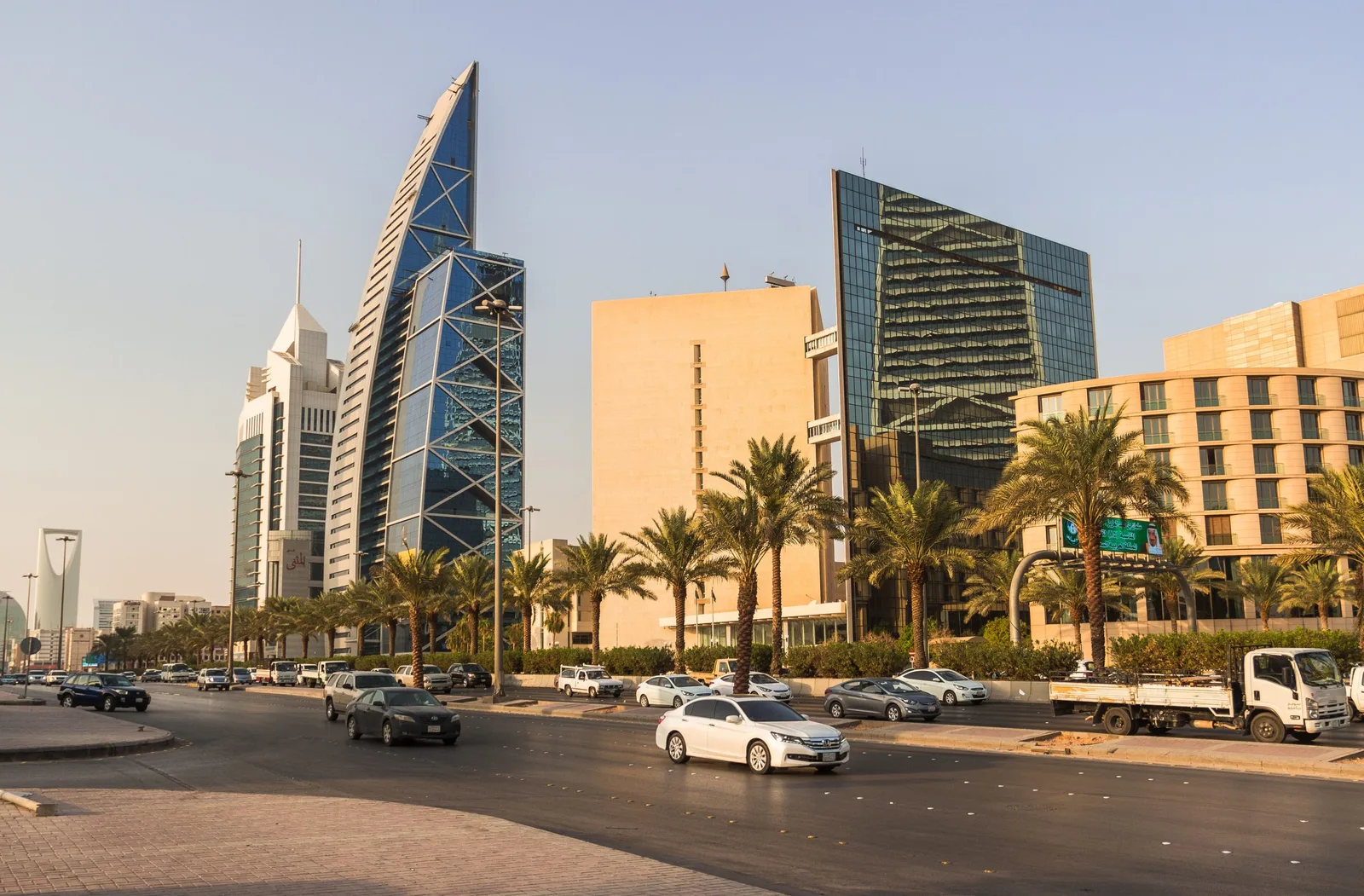 السعوديون ينفقون نحو 1.8 مليار ريال على المطاعم والمقاهي خلال أسبوع