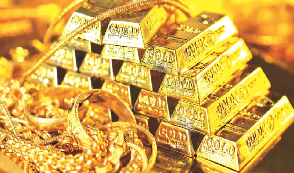 الذهب يرتفع إلى مستويات قياسية: الأسباب والتوقعات المستقبلية