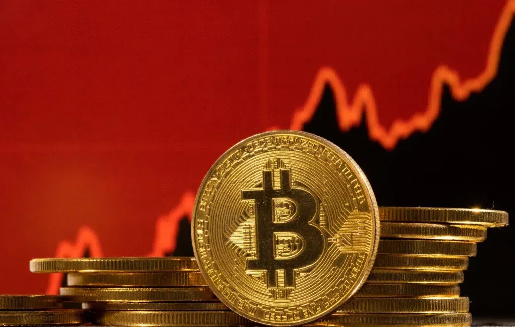 عملة بيتكوين الرقمية تقفز إلى أعلى مستوى في شهر