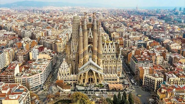 10 أسباب لتحب برشلونة
