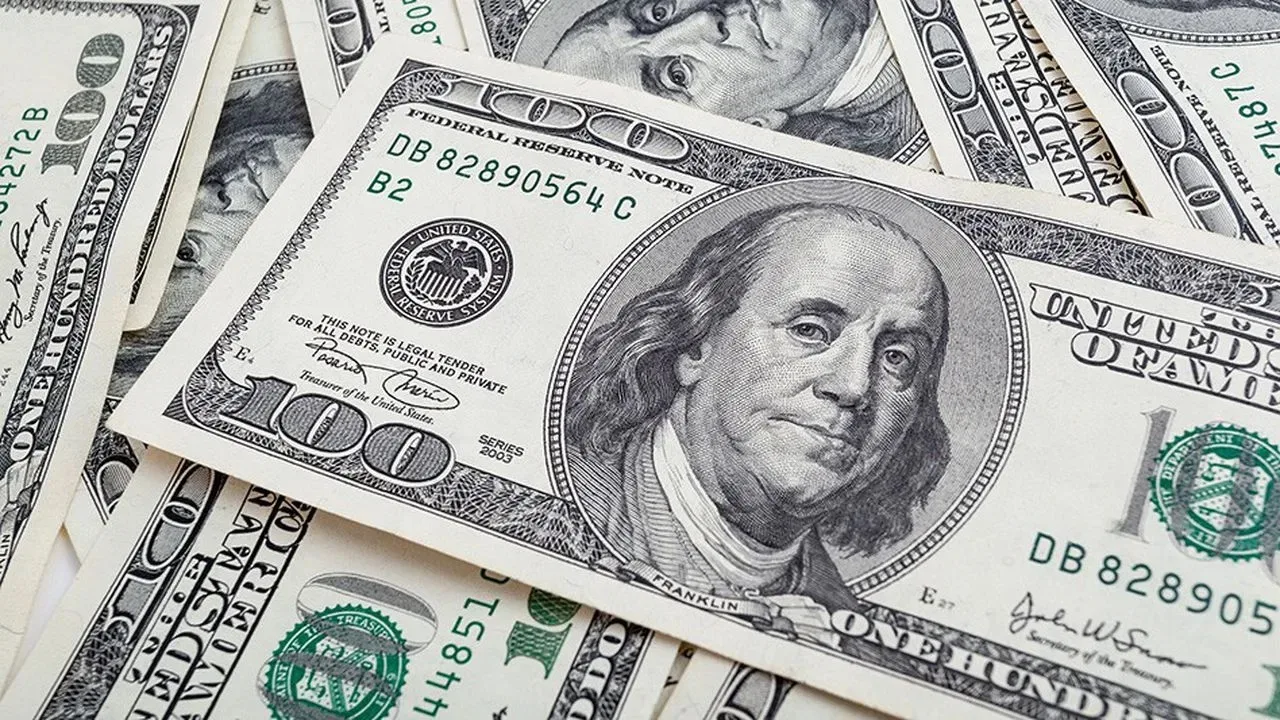 الدولار يهبط إلى أدنى مستوى في 7 أسابيع