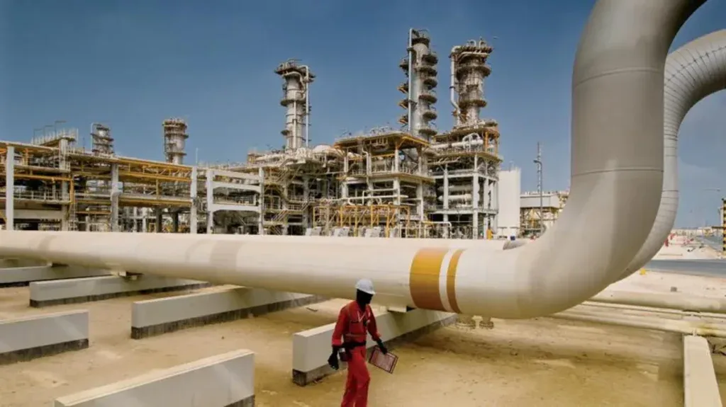 قطر للطاقة تبدأ أول إنتاج للغاز الطبيعي المسال في "غولدن باس" الأمريكي