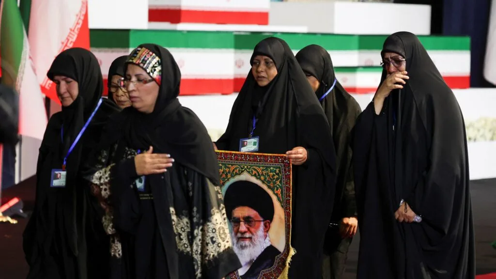 إيران تبدأ مراسم تشييع المرشد علي خامنئي