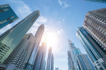 الإمارات وسوق العقارات 2026: فرص استثمارية ذهبية في دبي وأبوظبي